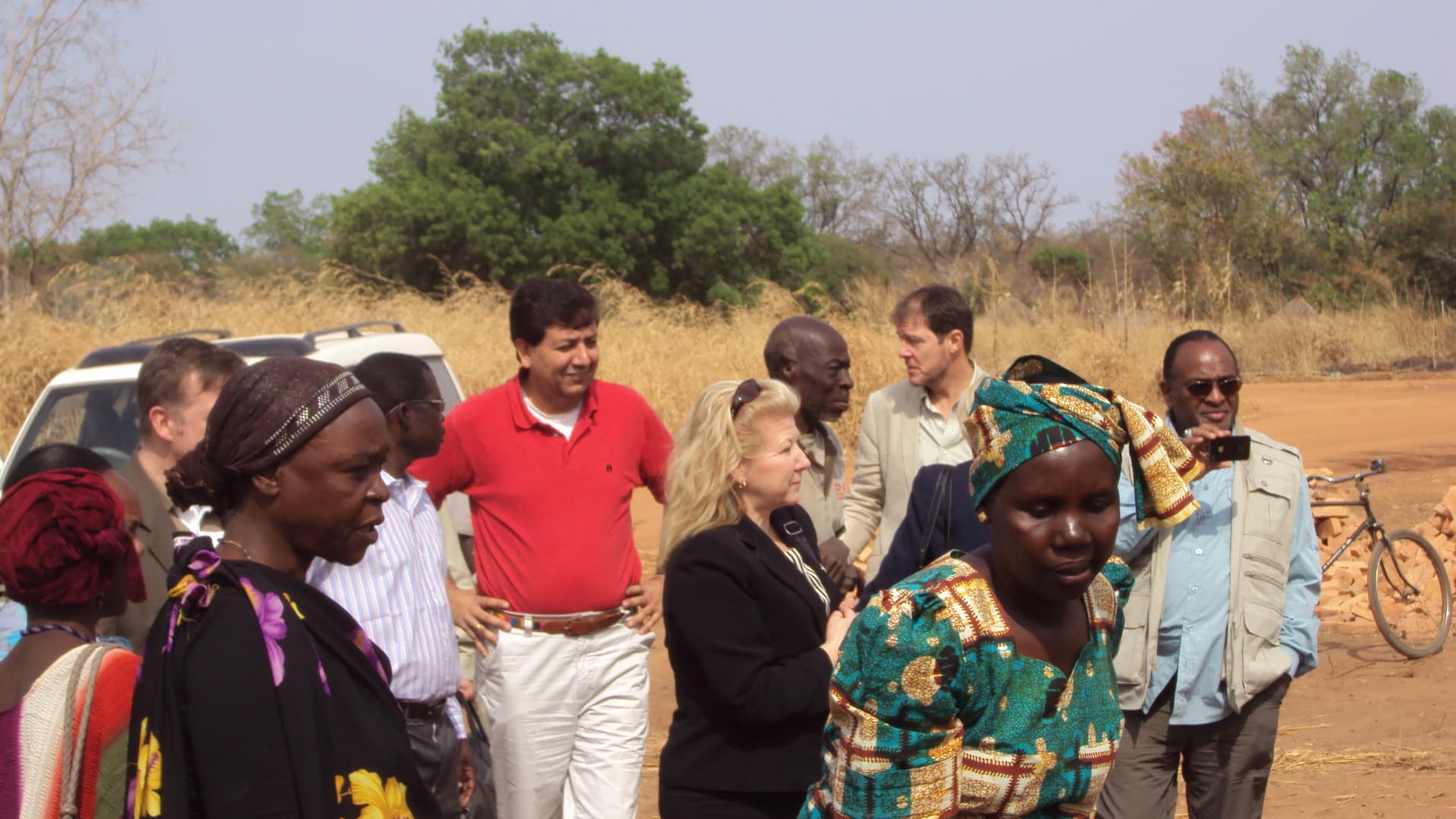 Community members walking with the visiting delegation on arrival at the project site